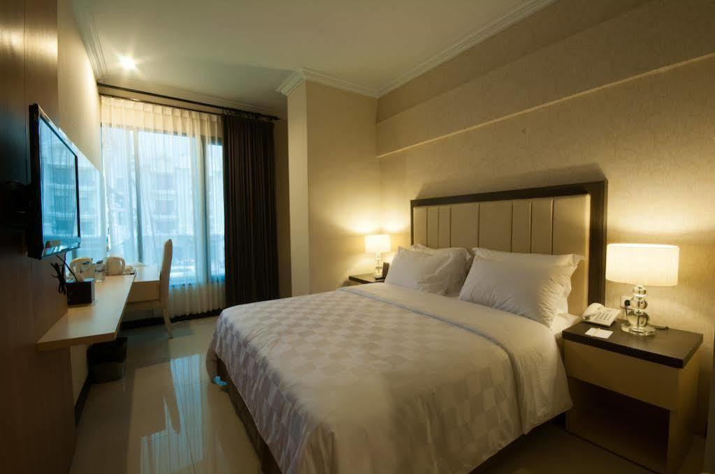 Bella Hotel Сурабая Екстер'єр фото
